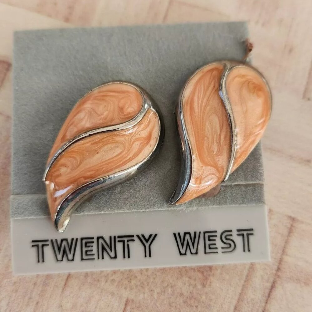 Vtg Twenty West peach enamel silver tone clip on earrings leaf pattern jewelry